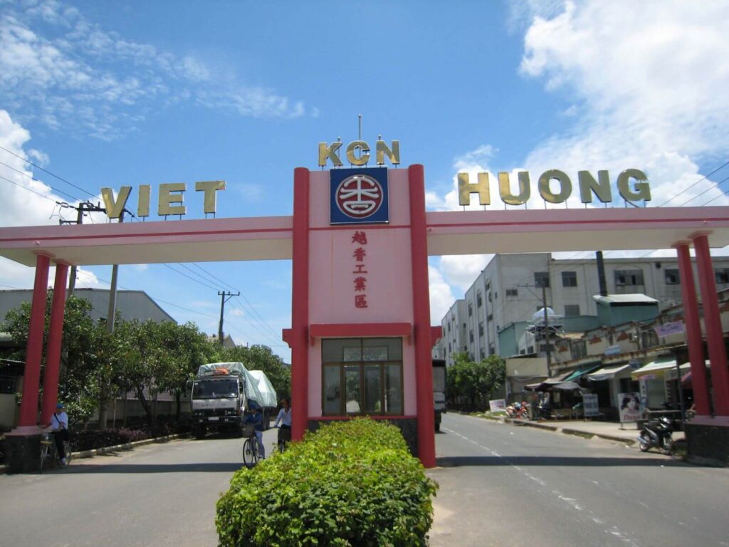 Cổng chào khu công nghiệp Việt Hương