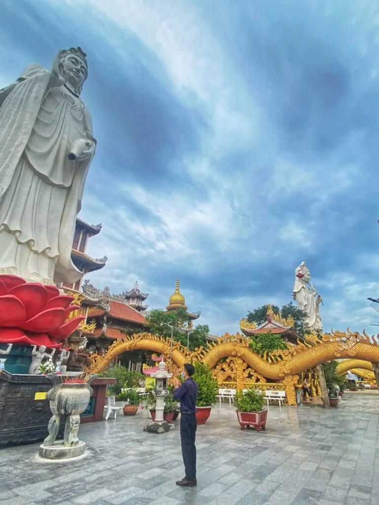 Tượng Quan Âm tại chùa Châu Thới to lớn và trang nghiêm